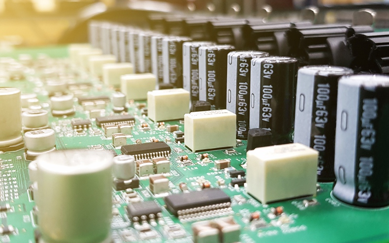 The essential difference between electrolytic capacitors and solid capacitors